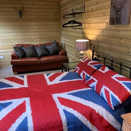Bedrock Lodge Winterbourne エクステリア 写真