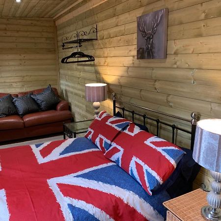 Bedrock Lodge Winterbourne エクステリア 写真