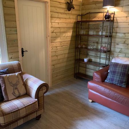 Bedrock Lodge Winterbourne エクステリア 写真