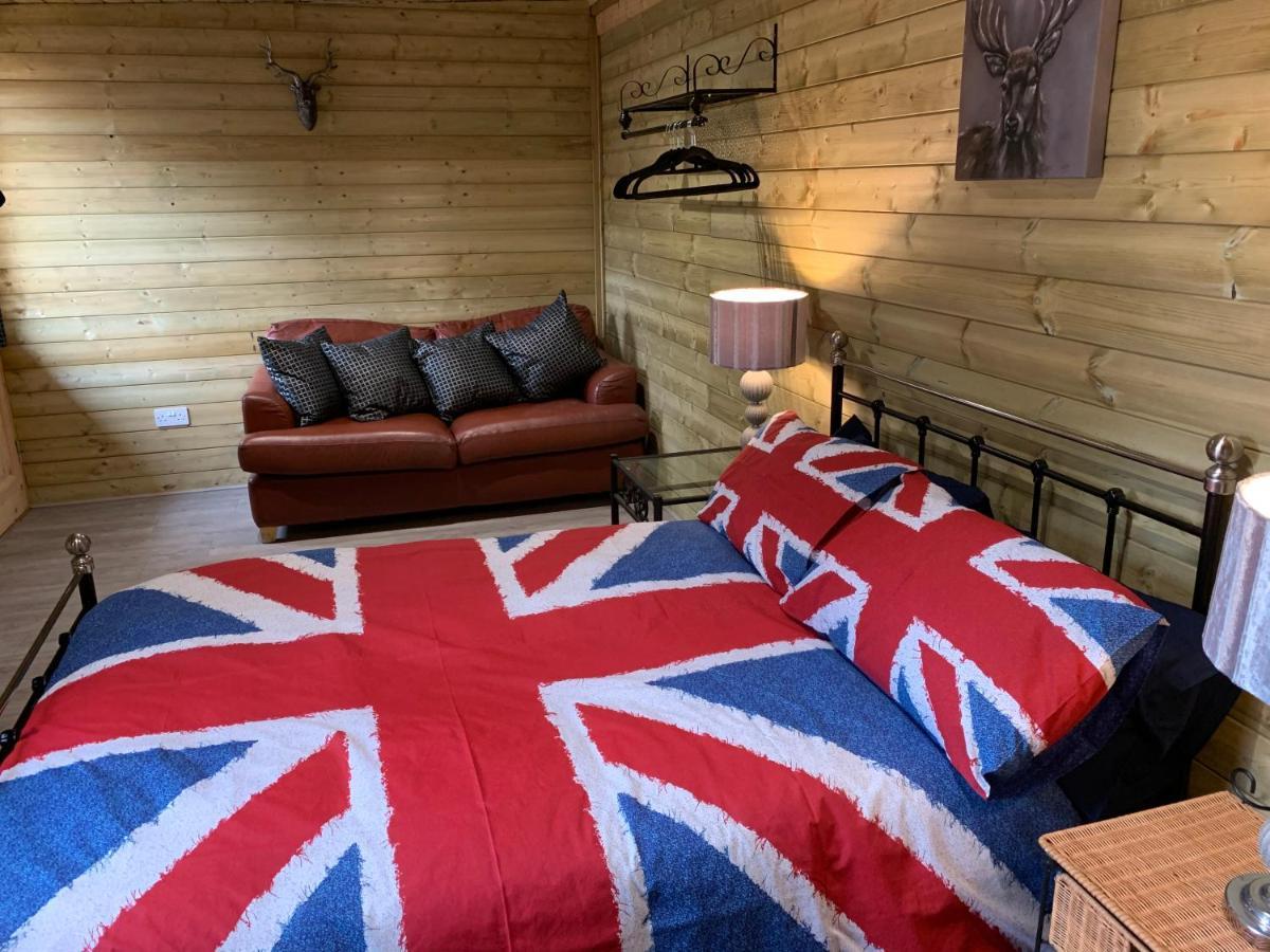 Bedrock Lodge Winterbourne エクステリア 写真