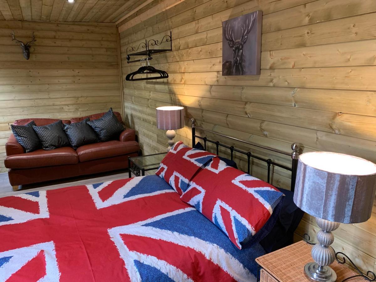 Bedrock Lodge Winterbourne エクステリア 写真