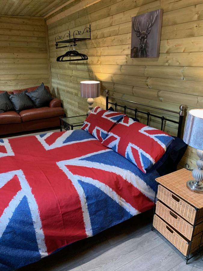 Bedrock Lodge Winterbourne エクステリア 写真