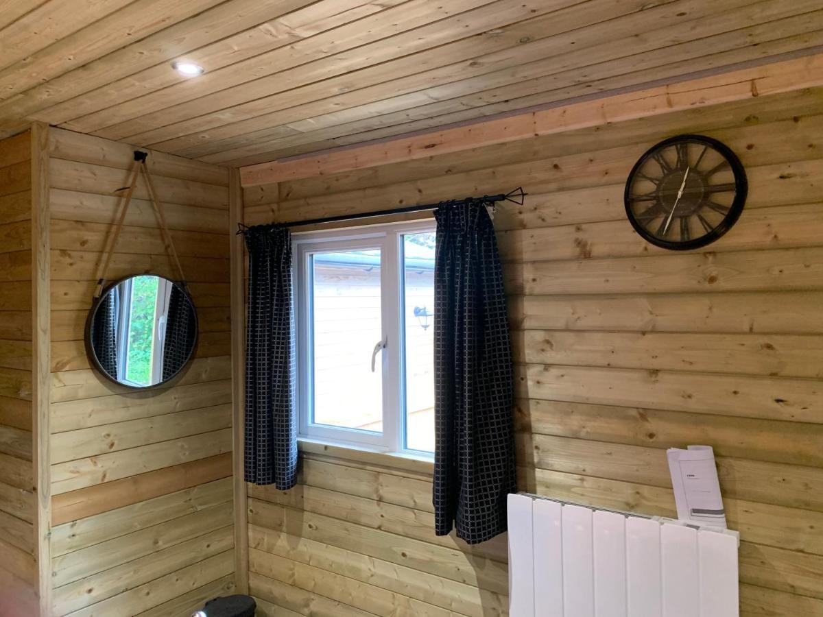 Bedrock Lodge Winterbourne エクステリア 写真