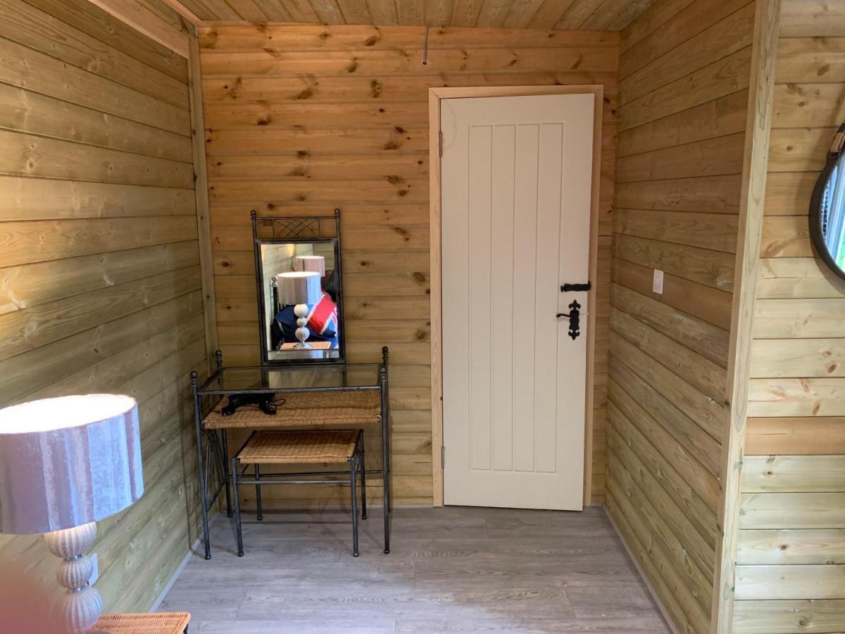 Bedrock Lodge Winterbourne エクステリア 写真
