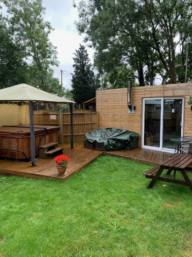Bedrock Lodge Winterbourne エクステリア 写真