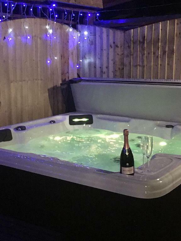 Bedrock Lodge Winterbourne エクステリア 写真