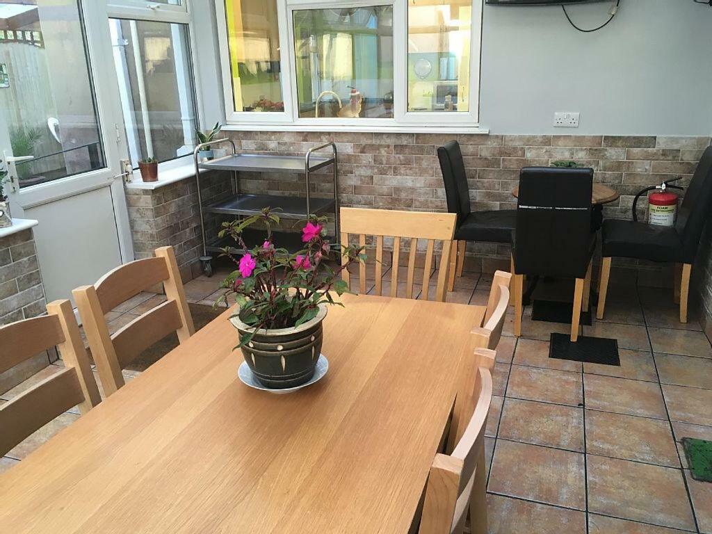 Bedrock Lodge Winterbourne エクステリア 写真